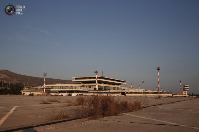 Прогулка по заброшенному международному аэропорту «Эллиникон» в Афинах