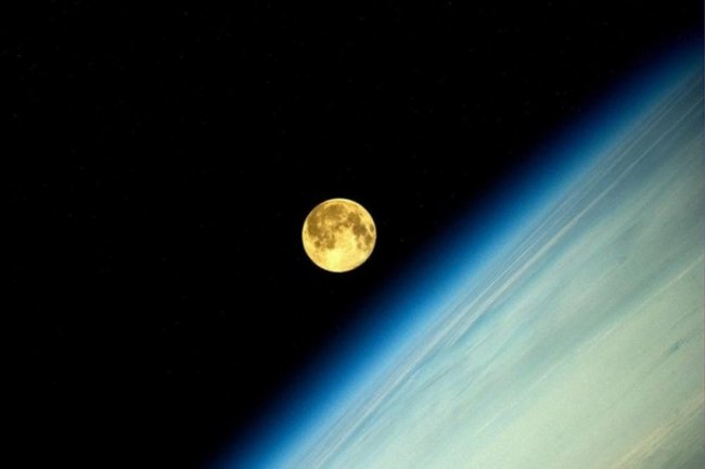 Суперлуние и закат Луны с орбиты МКС