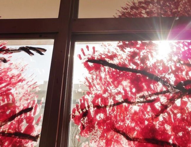 Рисунок на окнах в виде цветущей сакуры