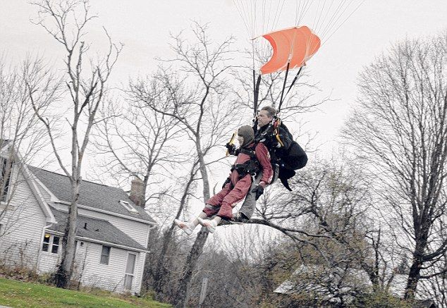 Старушка отметила столетие прыжком с парашютом