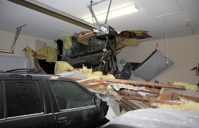 Летчик загнал машину в гараж через крышу