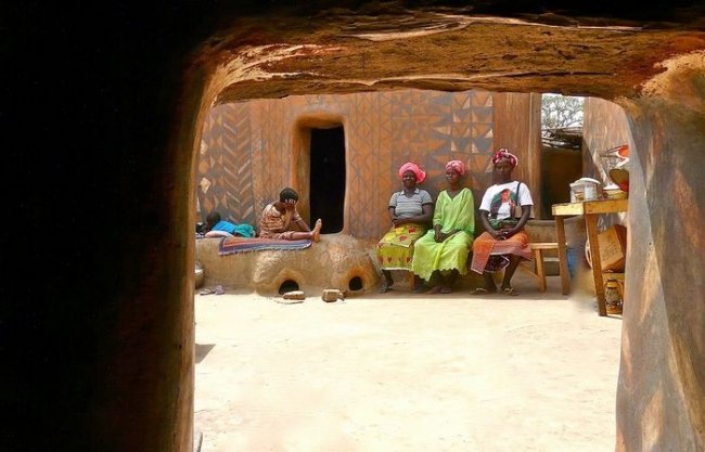 Королевская деревушка в Африке с расписными домами