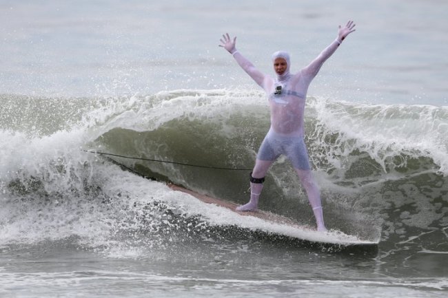 Конкурс по серфингу, посвященный Хэллоуину