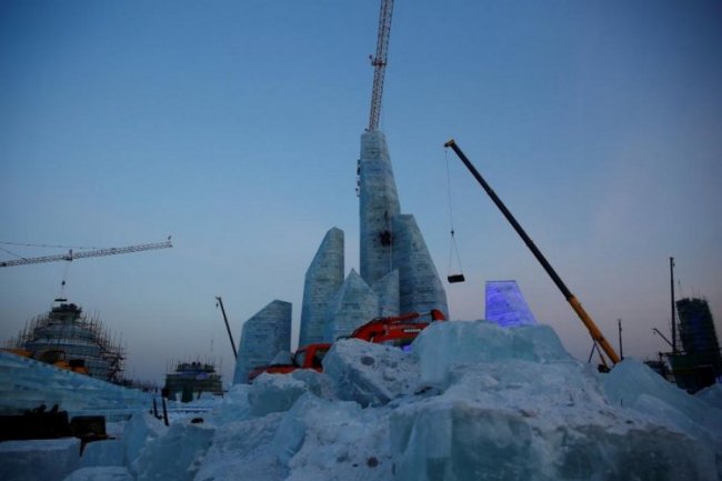 Город из льда на ежегодном зимнем фестивале в Кит