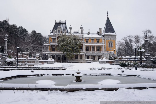 Массандровский дворец в снегу