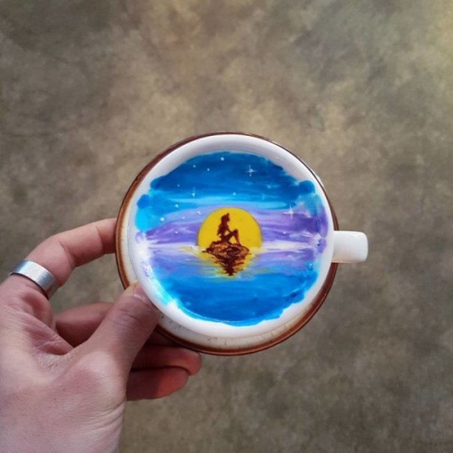 Бариста-художник рисует красочные картины на кофе