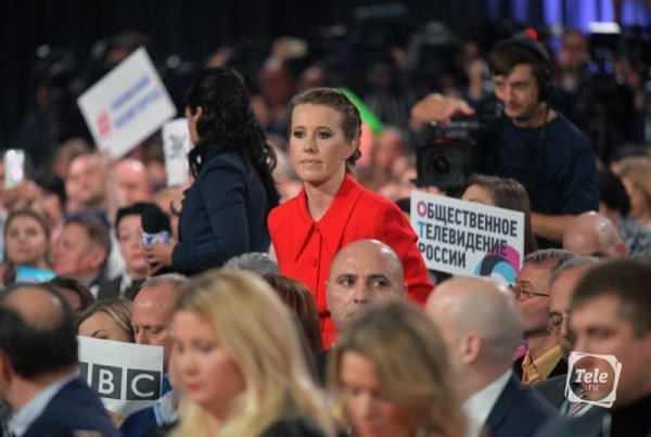 Собчак блеснула на пресс-конференции с Путиным красным платьем за 296 тысяч рублей