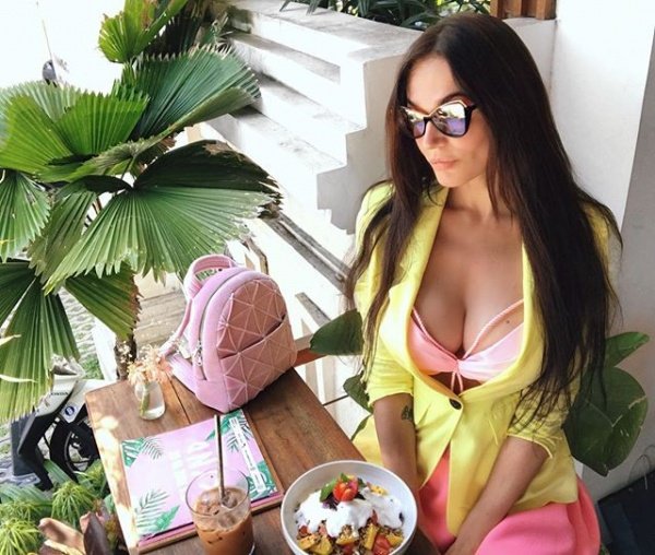 Алена Водонаева отправилась в медовый месяц