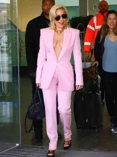 Леди Гага поразила обвисшей грудью и странным нарядом