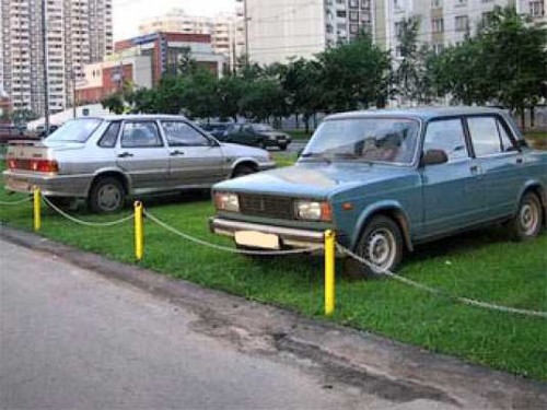 За парковку на газоне россиянам будет грозить штраф
