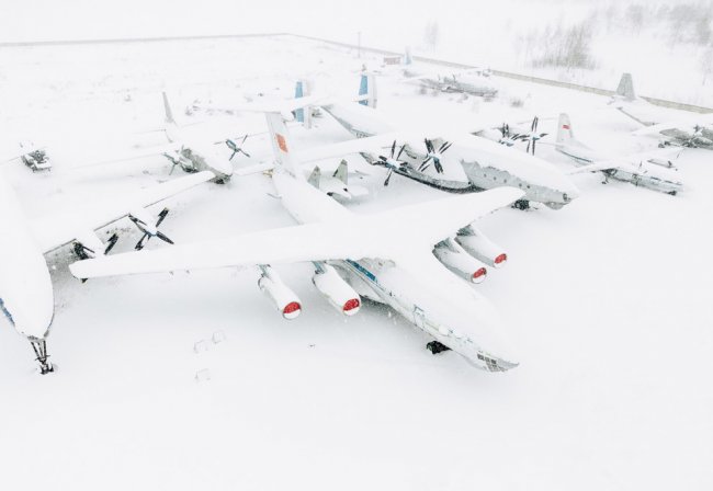 Спящие в снегу: самолеты из музея авиации в Монино