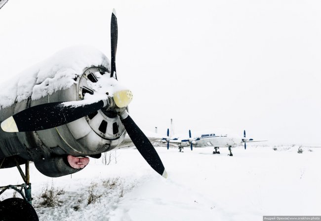Спящие в снегу: самолеты из музея авиации в Монино