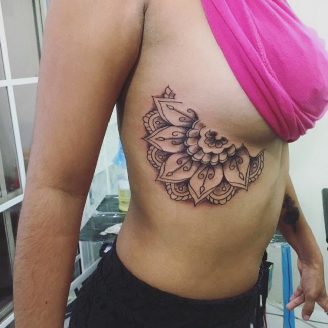 Sideboob tattoo новая модная тенденция татуировок