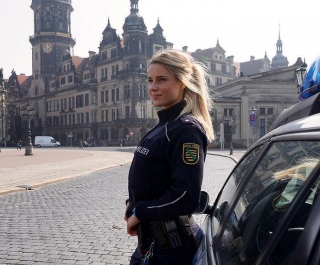 Адрианна Колесзар - самая очаровательная сотрудница полиции (7 фото)