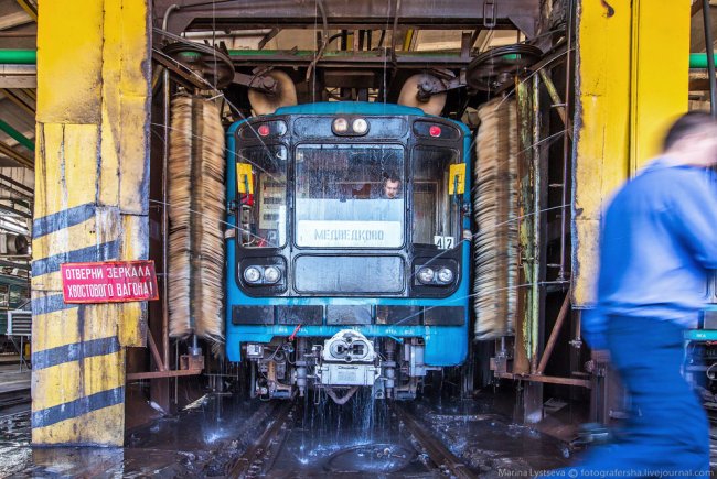 Как моют вагоны метро