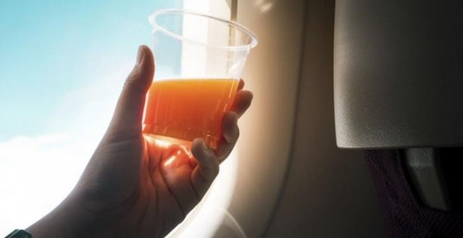 Почему пассажиры самолетов заказывают томатный сок (2 фото)