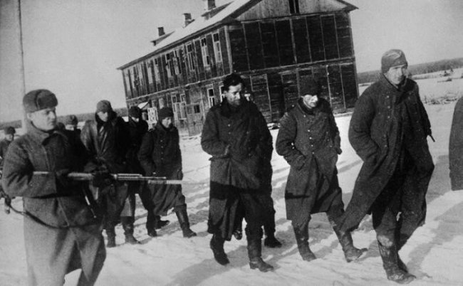 Что советским бойцам запрещали делать с пленными немцами (2 фото)