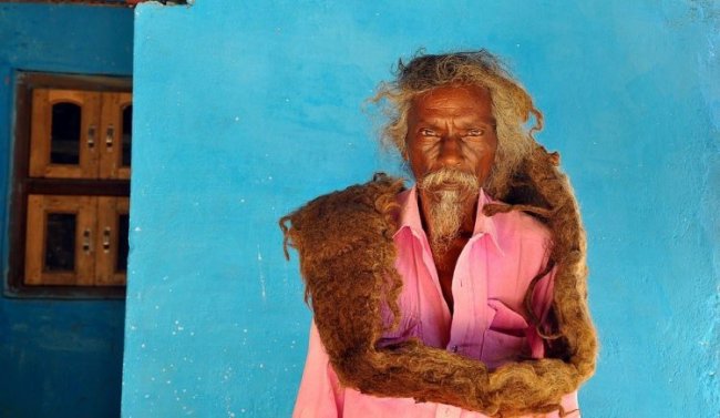 Индиец 40 лет не стрижет и не моет волосы