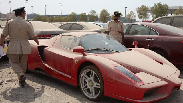 Охотник за брошенными суперкарами - профессия в Дубае (8 фото)