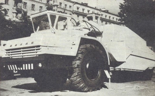 Зачем в СССР выпускали БелАз с одной осью (5 фото)
