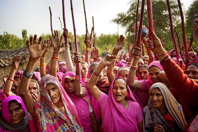 «Розовая банда» в Индии: женская группировка (4 фото)