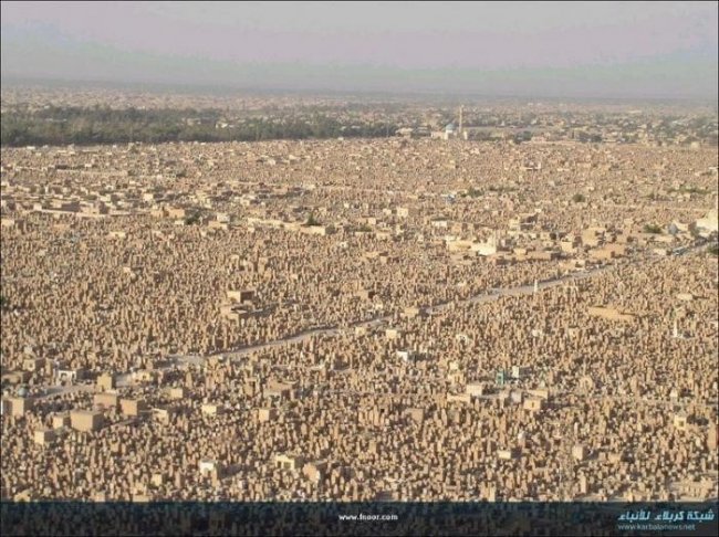 «Долина мира» – гигантское исламское кладбище (10 фото)