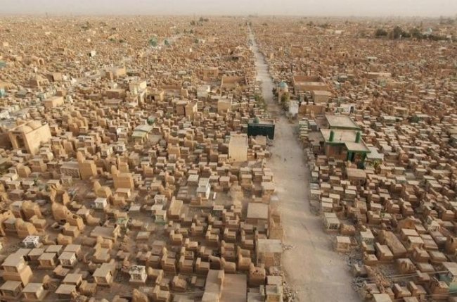 «Долина мира» – гигантское исламское кладбище (10 фото)