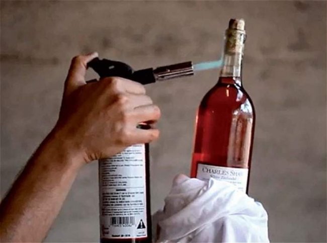 Как открыть бутылку вина без штопора (6 фото)