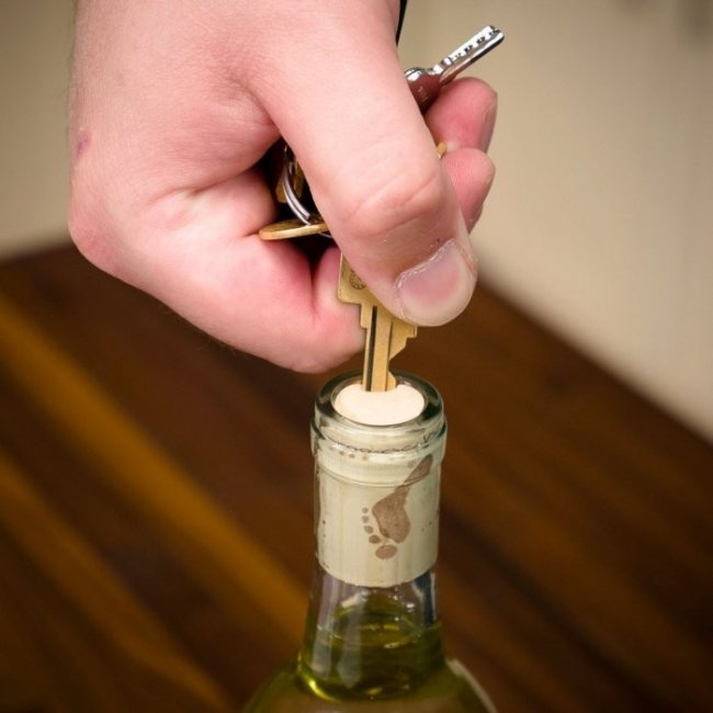 Как открыть вино, если под рукой нет штопора (9 фото)