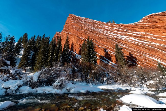 Джеты-Огуз — красные скалы посреди снега
