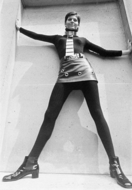 Девушки в мини-юбках из 1960-1970-х годов