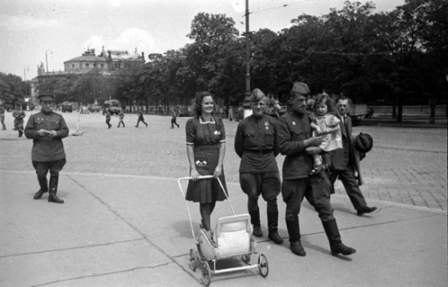 Как называли детей австриек, рождённых от советских солдат (6 фото)