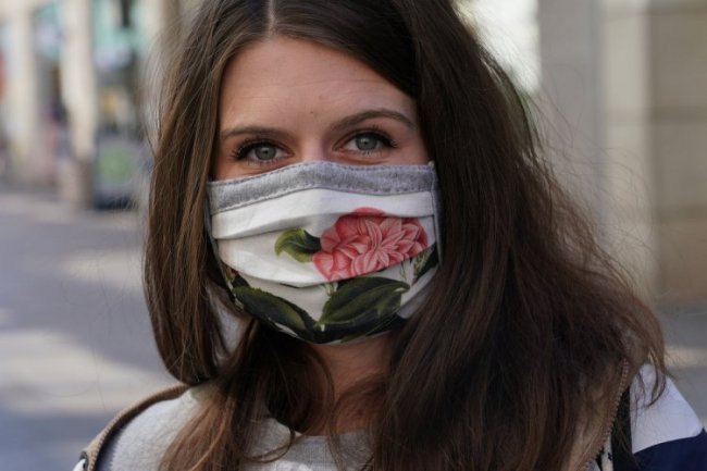 Люди в масках на улицах разных городов мира
