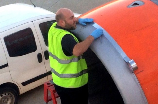 Что на самом деле ремонтируют в самолетах скотчем (7 фото)