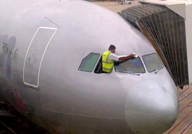 Что на самом деле ремонтируют в самолетах скотчем (7 фото)