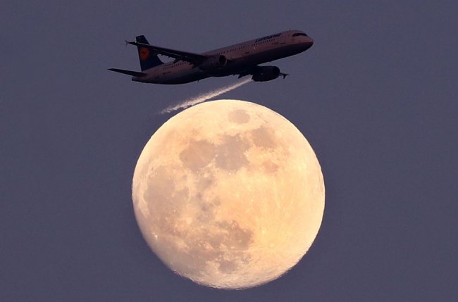 Ночь. Луна. Самолет