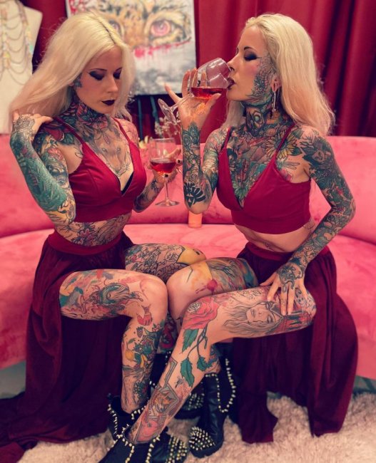 Татуированные близняшки из Германии