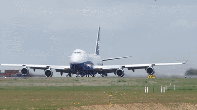 Самые гигантские самолёты в мире: захватывающие взлёты и посадки великанов