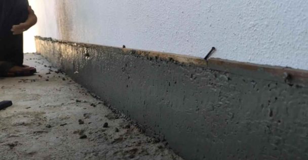 Отделка цоколя дома с использованием технологии «мытый бетон»