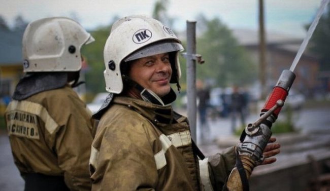 Пожарные в Боровском районе избили погорельца касками за то, что тот устрои ...
