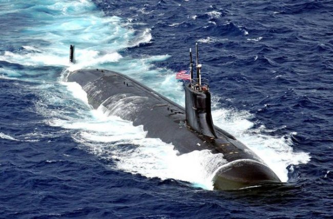 Атомная подводная лодка США разбила себе нос, налетев на подводную гору в Ю ...