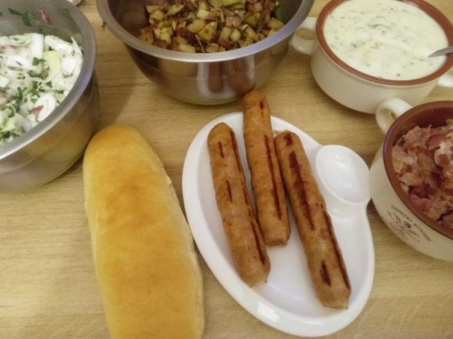 Хот-дог с жаренным картофелем и сырным соусом