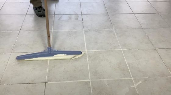 Как обновить старые швы между плиткой