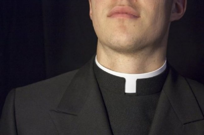 Зачем католическим священникам белый воротничок