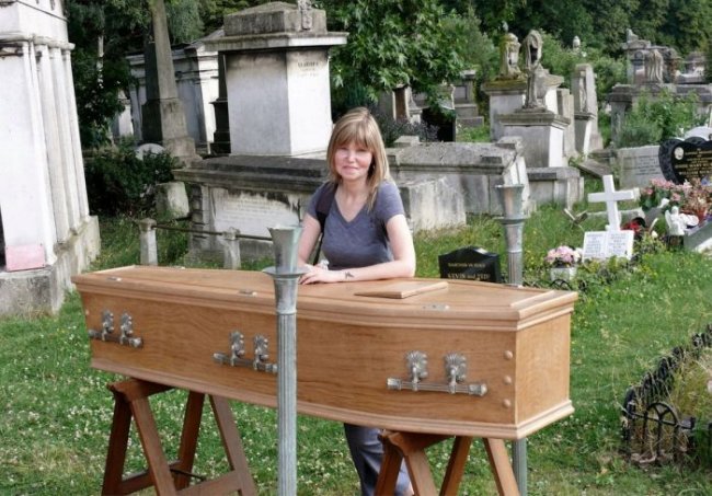 Британка посетила 200 похорон незнакомых людей