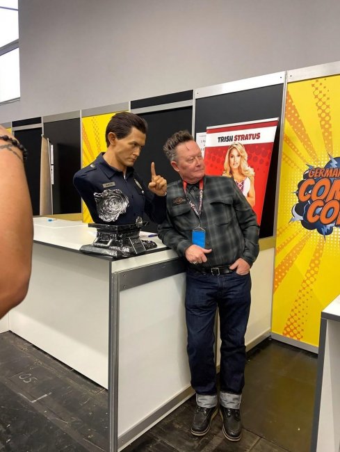 64-летний Роберт Патрик и бюст Т-1000 на прошедшем Comic-Con в Германии