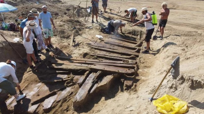 Шахтёры из Сербии нашли древнеримский корабль (2 фото)