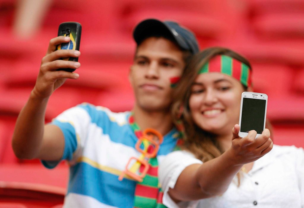 Take fans. Селфи бразильца. Какими телефонами пользуются в Бразилии. Первое селфи в мире. Болельщик делает селфи на футбольном матче».