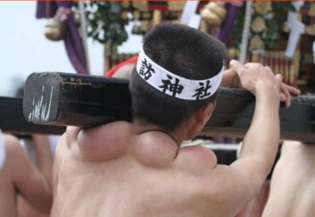Плечи носителей святынь японского фестиваля