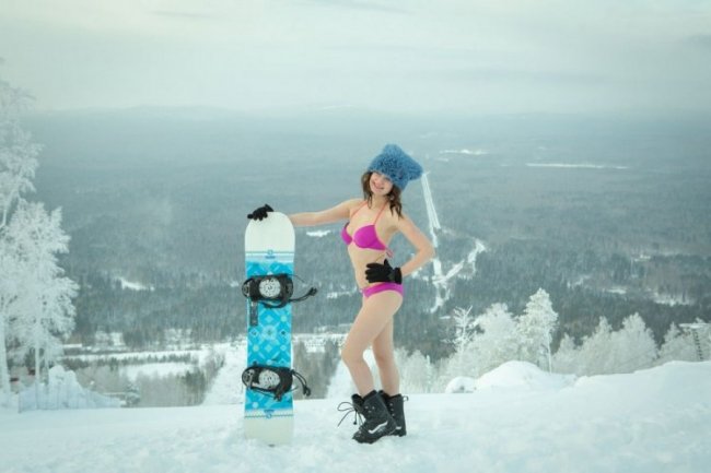 Горячая фотосессия сноубордисток в бикини